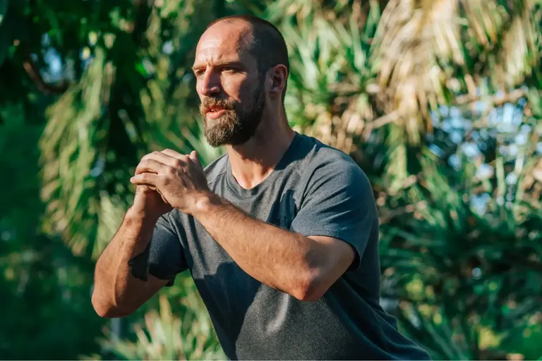 16 Travel-Friendly Fitness Exercises To Keep You Fit On The Go (No Equipment Required)